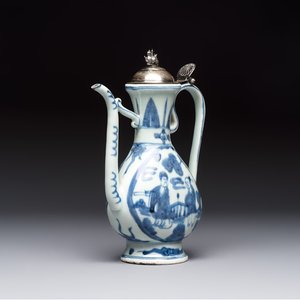 A silver-mounted Chinese blue and white 'Zhou Dunyi 周敦頤' ewer, Ming — foto 1