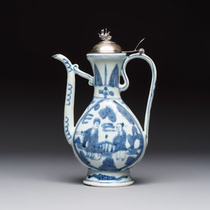 A silver-mounted Chinese blue and white 'Zhou Dunyi 周敦頤' ewer, Ming — foto 2