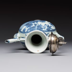 A silver-mounted Chinese blue and white 'Zhou Dunyi 周敦頤' ewer, Ming — foto 7