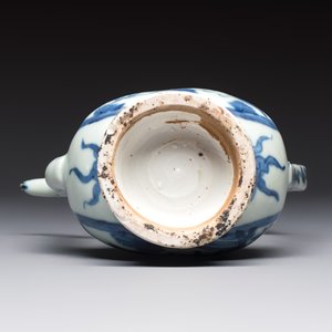 A silver-mounted Chinese blue and white 'Zhou Dunyi 周敦頤' ewer, Ming — foto 8