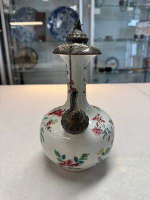 A silver-mounted Chinese famille rose kendi with floral design, Qianlong — foto 12