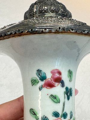 A silver-mounted Chinese famille rose kendi with floral design, Qianlong — foto 2
