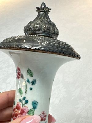 A silver-mounted Chinese famille rose kendi with floral design, Qianlong — foto 4