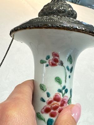 A silver-mounted Chinese famille rose kendi with floral design, Qianlong — foto 5