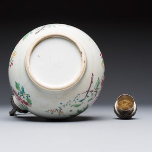 A silver-mounted Chinese famille rose kendi with floral design, Qianlong — foto 7