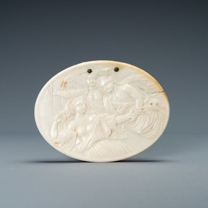 A silver-mounted oval ivory box depicting Diana and her nymphs, 18th C. — 照片 1