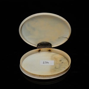 A silver-mounted oval ivory box depicting Diana and her nymphs, 18th C. — 照片 8