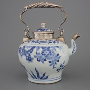 A silver-mounted Transitional teapot and cover, 17th C. — photo 1