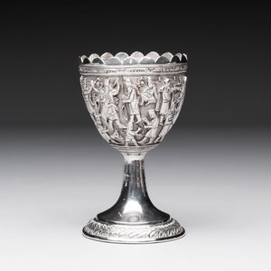 A silver repoussé goblet, Iran, 20th C. — foto 4