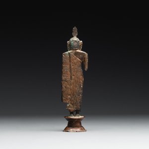 A Sinhalese copper alloy figure of Buddha Shakyamuni, Sri Lanka, late Kandyan period, 18th C. — photo 3