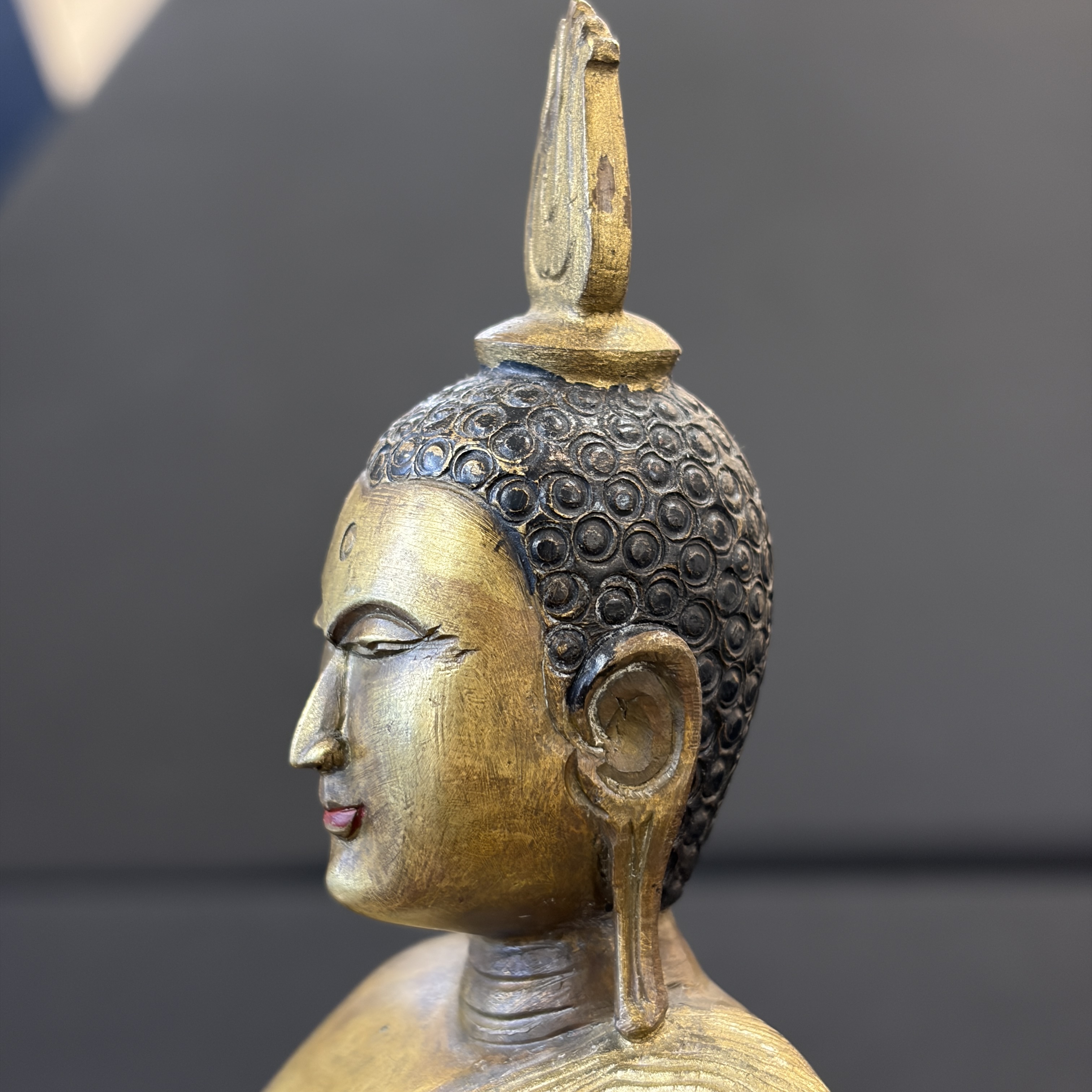 A Sinhalese gilt-copper-alloy figure of Buddha Shakyamuni — 照片 4