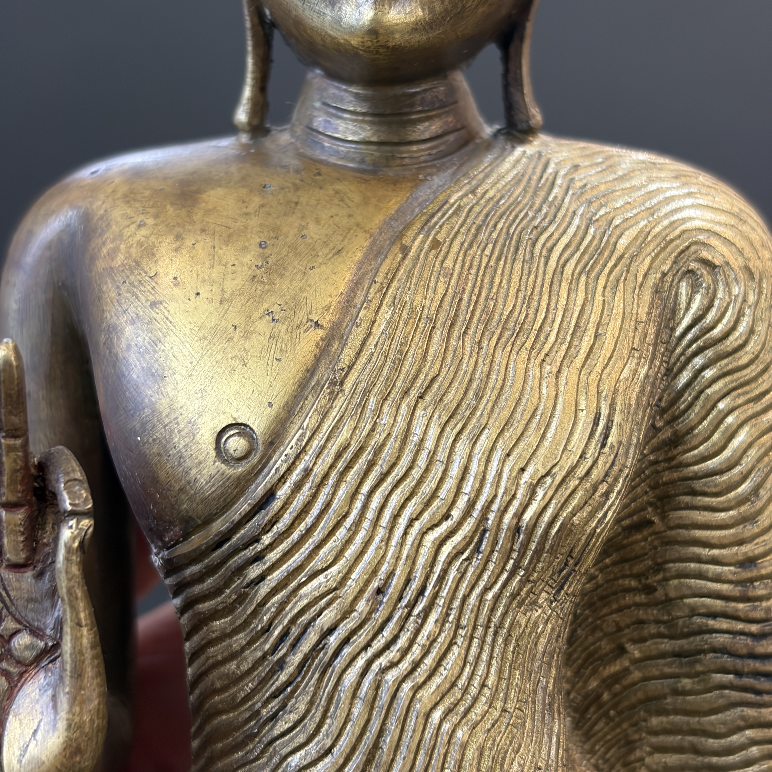 A Sinhalese gilt-copper-alloy figure of Buddha Shakyamuni — 照片 5