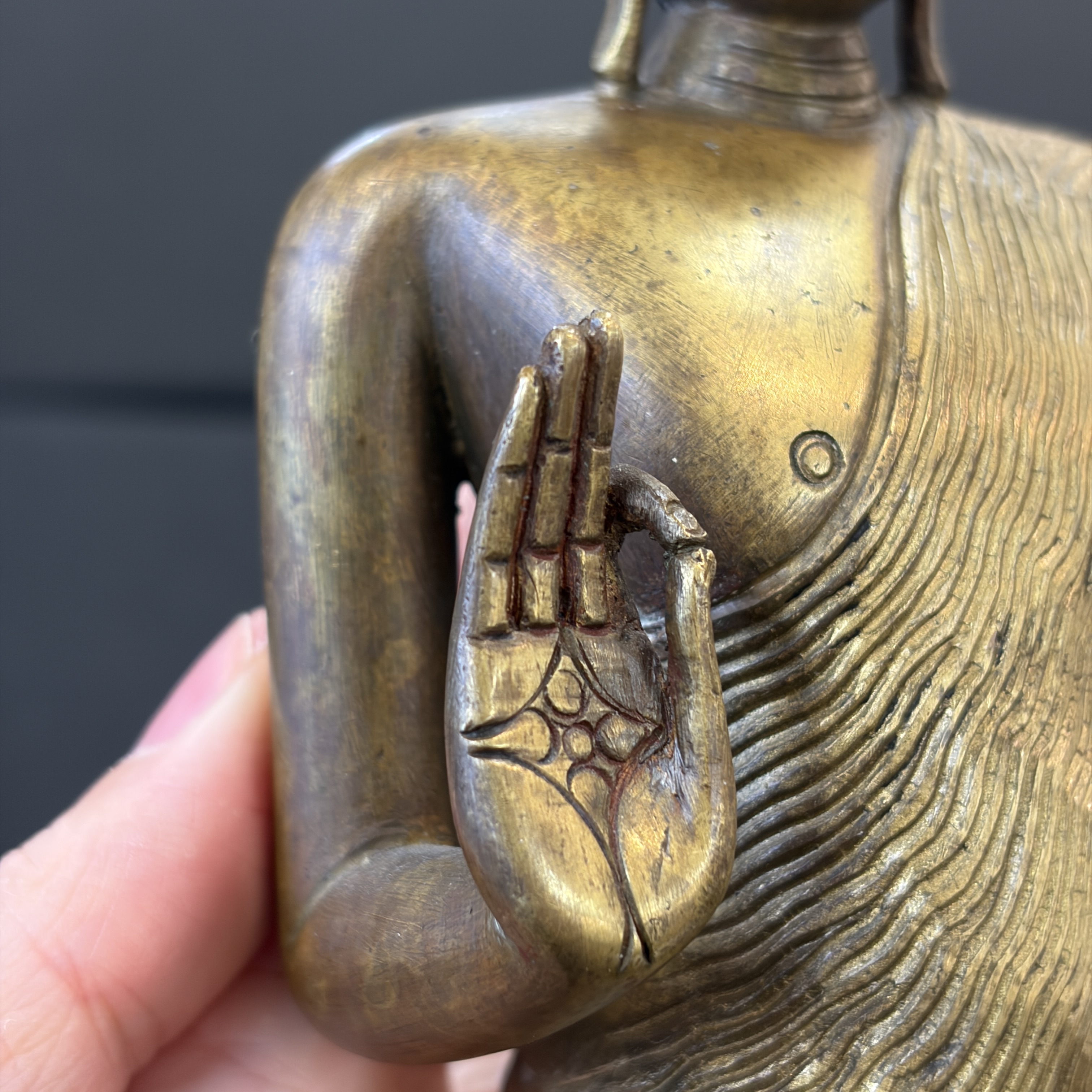 A Sinhalese gilt-copper-alloy figure of Buddha Shakyamuni — 照片 6