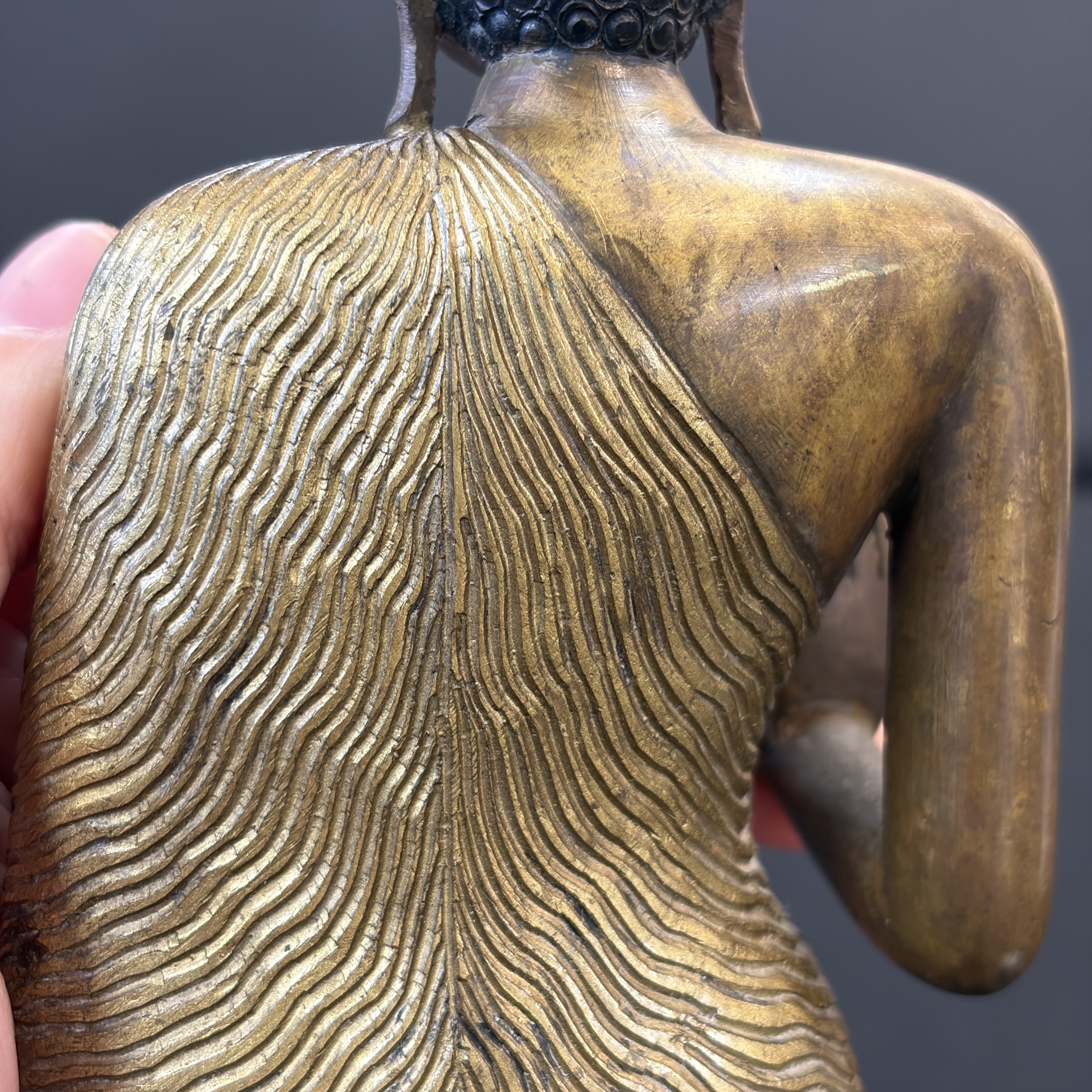 A Sinhalese gilt-copper-alloy figure of Buddha Shakyamuni — 照片 17