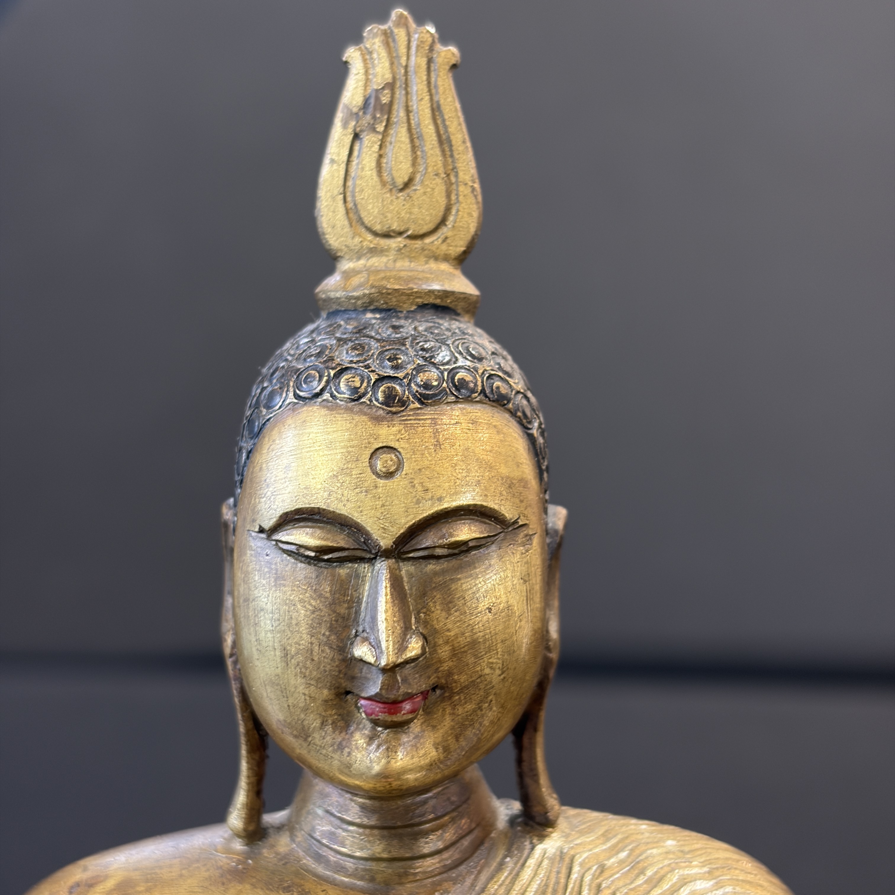 A Sinhalese gilt-copper-alloy figure of Buddha Shakyamuni — 照片 2