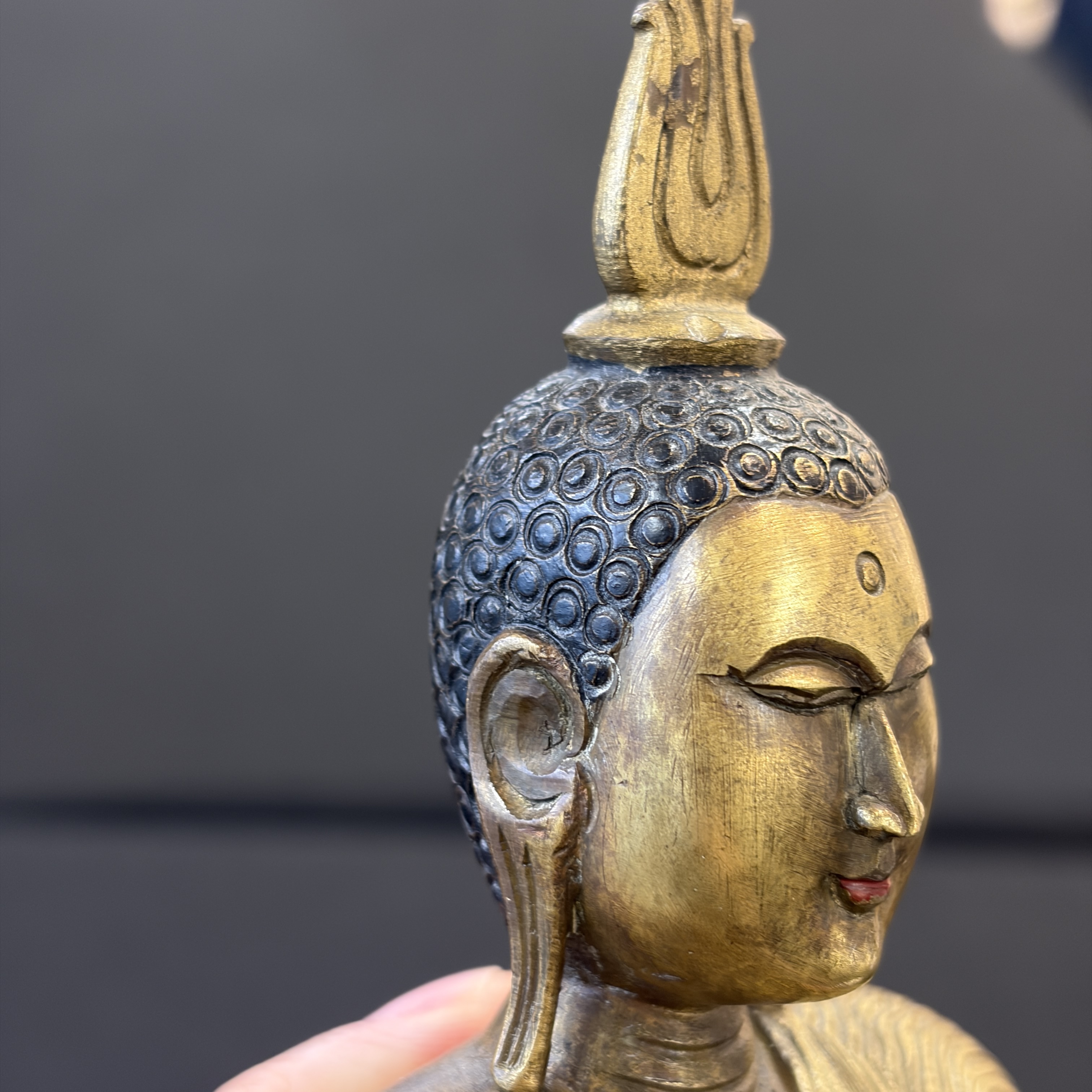 A Sinhalese gilt-copper-alloy figure of Buddha Shakyamuni — 照片 3