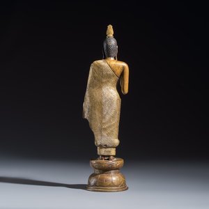 A Sinhalese gilt-copper-alloy figure of Buddha Shakyamuni — 照片 4