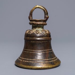 A Sino-Tibetan bronze bell with traces of lacquer and gilding, 17/18th C. — 照片 1