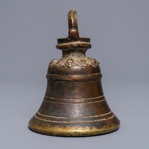 A Sino-Tibetan bronze bell with traces of lacquer and gilding, 17/18th C. — 照片 2