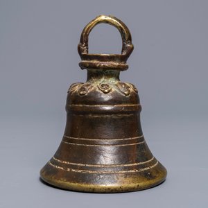 A Sino-Tibetan bronze bell with traces of lacquer and gilding, 17/18th C. — 照片 3