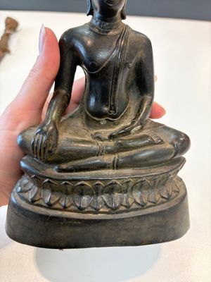A Sino-Tibetan bronze Bodhisattva, a Thai Buddha and a phurba, 18/19th C. — photo 9