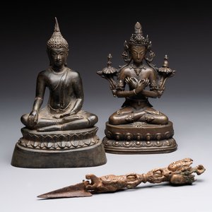 A Sino-Tibetan bronze Bodhisattva, a Thai Buddha and a phurba, 18/19th C. — photo 1