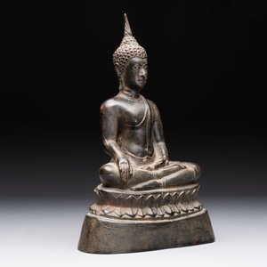 A Sino-Tibetan bronze Bodhisattva, a Thai Buddha and a phurba, 18/19th C. — photo 13