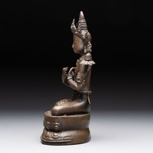 A Sino-Tibetan bronze Bodhisattva, a Thai Buddha and a phurba, 18/19th C. — photo 3