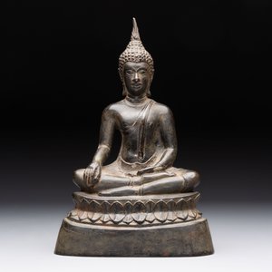 A Sino-Tibetan bronze Bodhisattva, a Thai Buddha and a phurba, 18/19th C. — photo 9