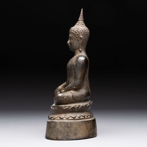 A Sino-Tibetan bronze Bodhisattva, a Thai Buddha and a phurba, 18/19th C. — photo 10