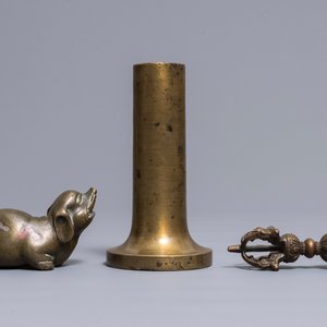 A Sino-Tibetan bronze dorj, an inlaid elephant and a Japanese vase, 18/19th C. — photo 4