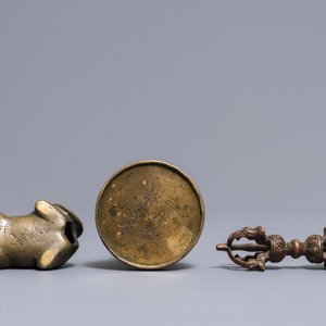 A Sino-Tibetan bronze dorj, an inlaid elephant and a Japanese vase, 18/19th C. — photo 6