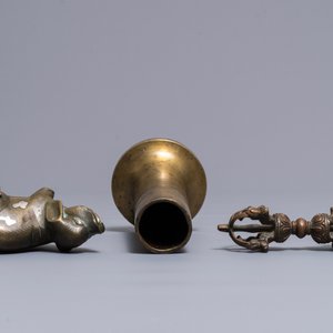 A Sino-Tibetan bronze dorj, an inlaid elephant and a Japanese vase, 18/19th C. — photo 7