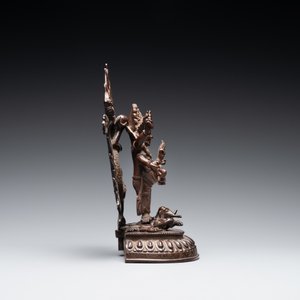 A Sino-Tibetan bronze figure of Mahakala, 17/18th C. — photo 2