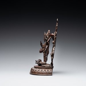 A Sino-Tibetan bronze figure of Mahakala, 17/18th C. — photo 5
