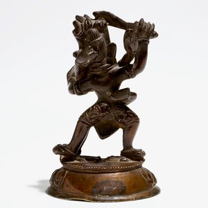 A Sino-Tibetan bronze figure of Mahakala with Sakti, 19th C. — photo 4
