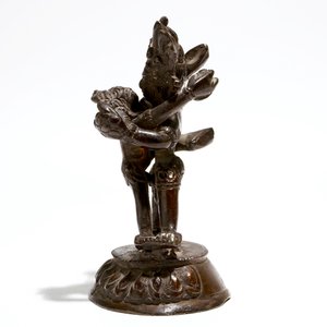 A Sino-Tibetan bronze figure of Mahakala with Sakti, 19th C. — photo 5