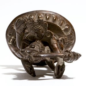 A Sino-Tibetan bronze figure of Mahakala with Sakti, 19th C. — photo 6