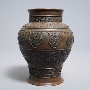 A Sino-Tibetan bronze vase with applied design of mythical beasts, 18/19th C. — 照片 3