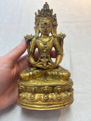 A Sino-Tibetan coral and turquoise-inlaid gilt-bronze Buddha Amitayus, 18th C. — photo 1
