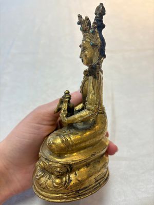 A Sino-Tibetan coral and turquoise-inlaid gilt-bronze Buddha Amitayus, 18th C. — photo 2