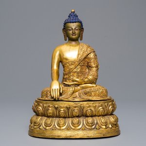 A Sino-Tibetan coral- and turquoise inlaid gilt bronze figure of Buddha, 19/20th C. — 照片 1