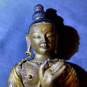 A Sino-Tibetan coral- and turquoise-inlaid gilt bronze figure of Tara, 18th C. — 照片 12