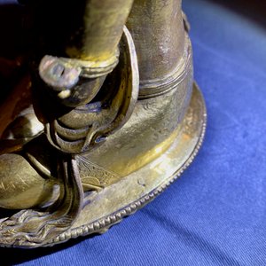 A Sino-Tibetan coral- and turquoise-inlaid gilt bronze figure of Tara, 18th C. — 照片 16