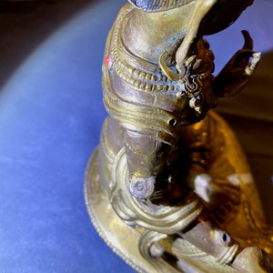 A Sino-Tibetan coral- and turquoise-inlaid gilt bronze figure of Tara, 18th C. — 照片 19