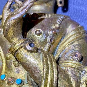 A Sino-Tibetan coral- and turquoise-inlaid gilt bronze figure of Tara, 18th C. — 照片 24