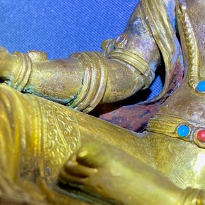 A Sino-Tibetan coral- and turquoise-inlaid gilt bronze figure of Tara, 18th C. — 照片 26
