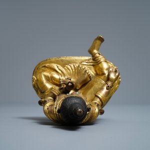 A Sino-Tibetan coral- and turquoise-inlaid gilt bronze figure of Tara, 18th C. — 照片 7