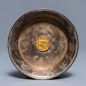 A Sino-Tibetan engraved silver dish with gilt central medallion, 19/20th C. — 照片 1