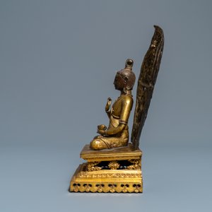 A Sino-Tibetan gilt bronze and copper repoussé figure of Buddha, 17/18th C. — 照片 3